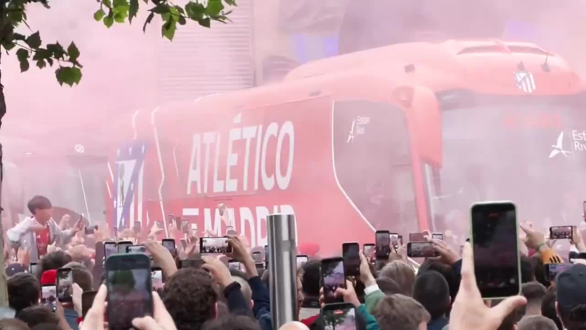 Llegada del bus del Atlético de Madrid al estadio para el partido ...