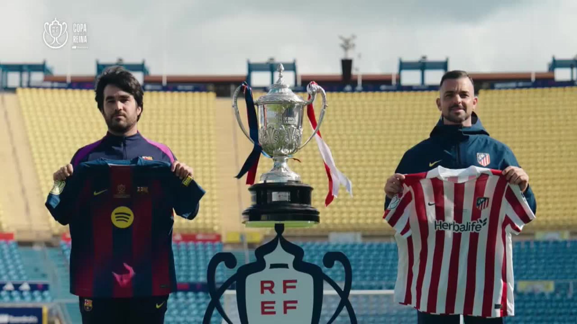 Capitanas y entrenadores del Barcelona y el Atlético de Madrid posan ...