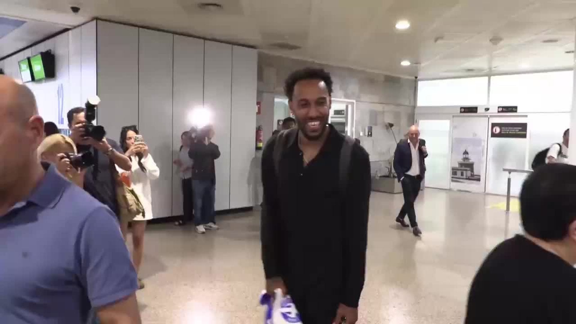 aubameyang-llega-a-coru-a-y-ya-posa-como-deportivista