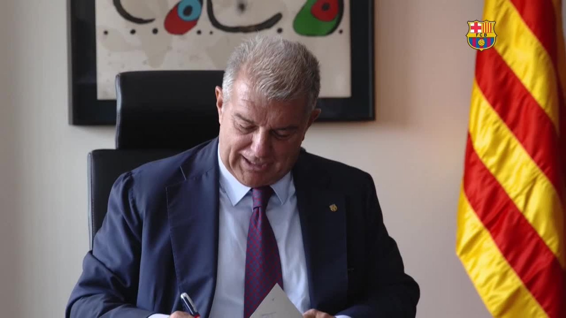 el-bar-a-oficializa-el-fichaje-de-cancelo-hasta-2029