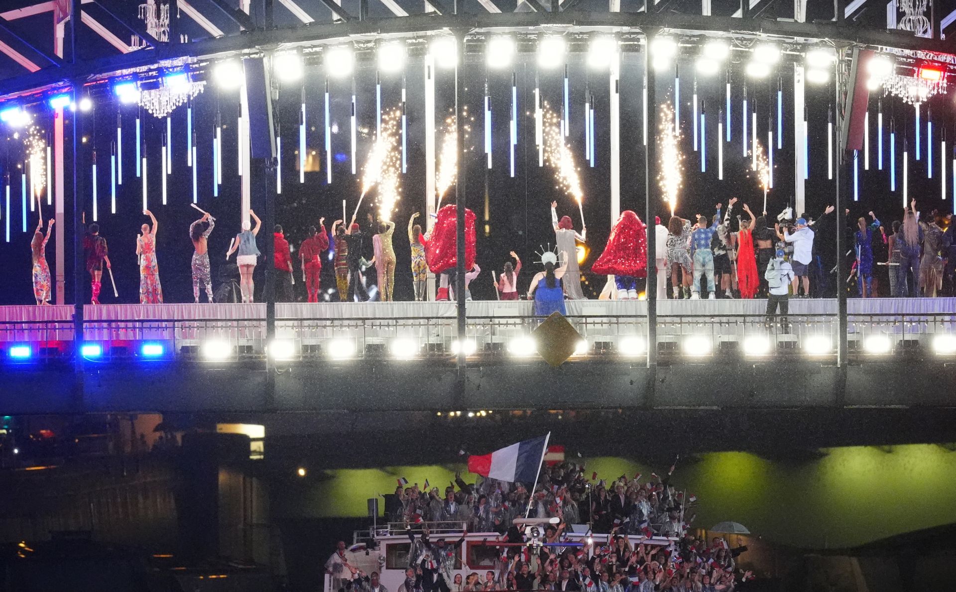 Delegación francesa a su paso por uno de los puentes, donde los artistas amenizan la velada