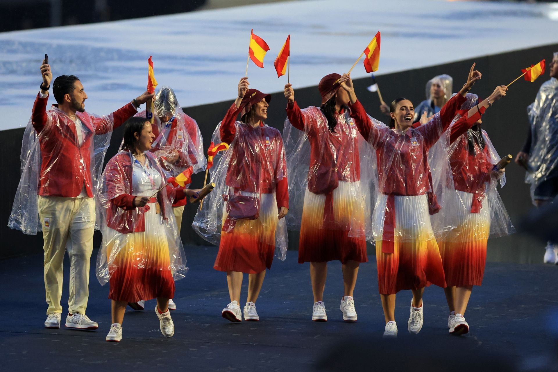 Parte de la delegación española a la salida de la embarcación en París