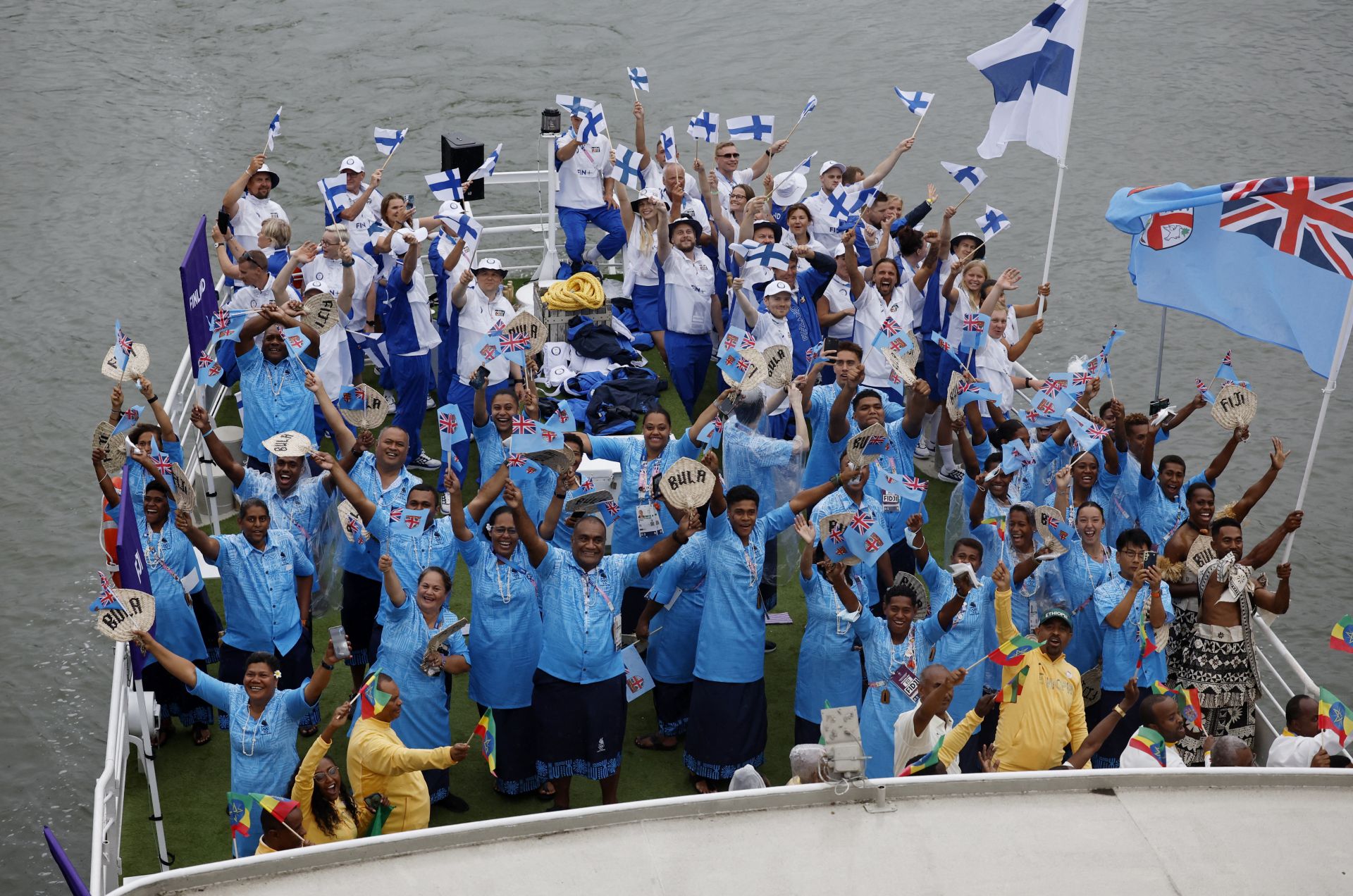 Delegaciones de Finlandia y Fiji durante el recorrido sobre el Sena