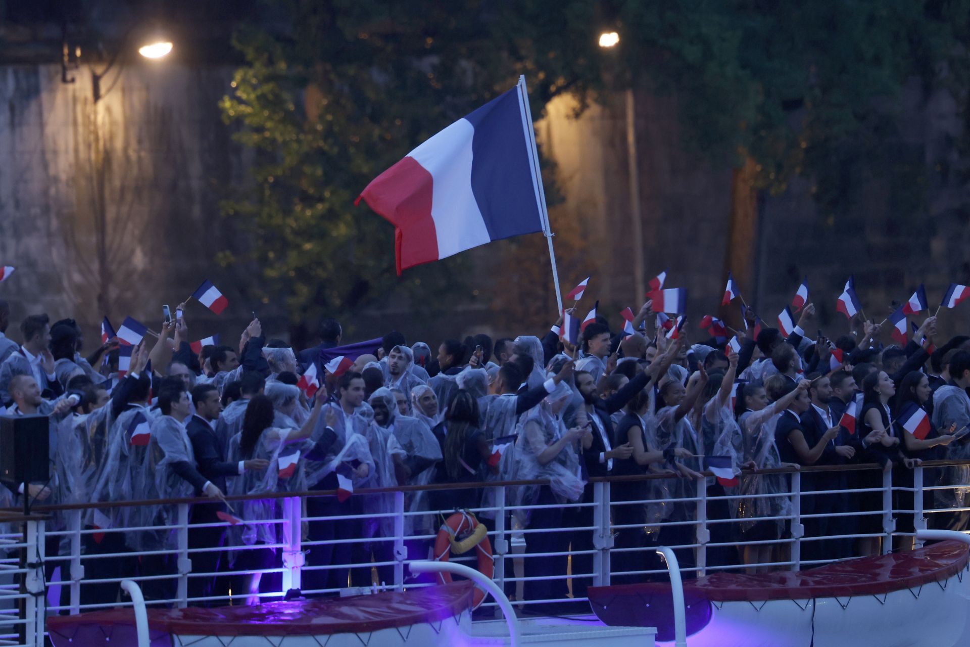 Delegación de deportistas franceses en su recorrido por el Sena