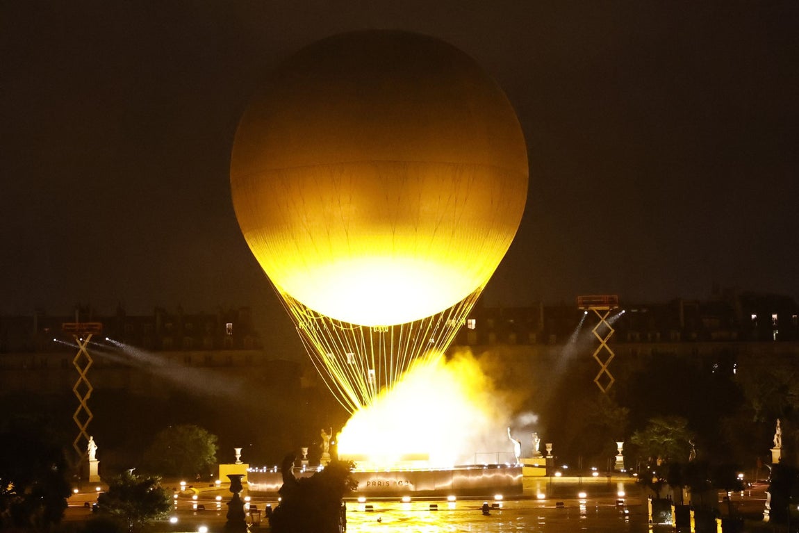 Pebetero olímpico encendido