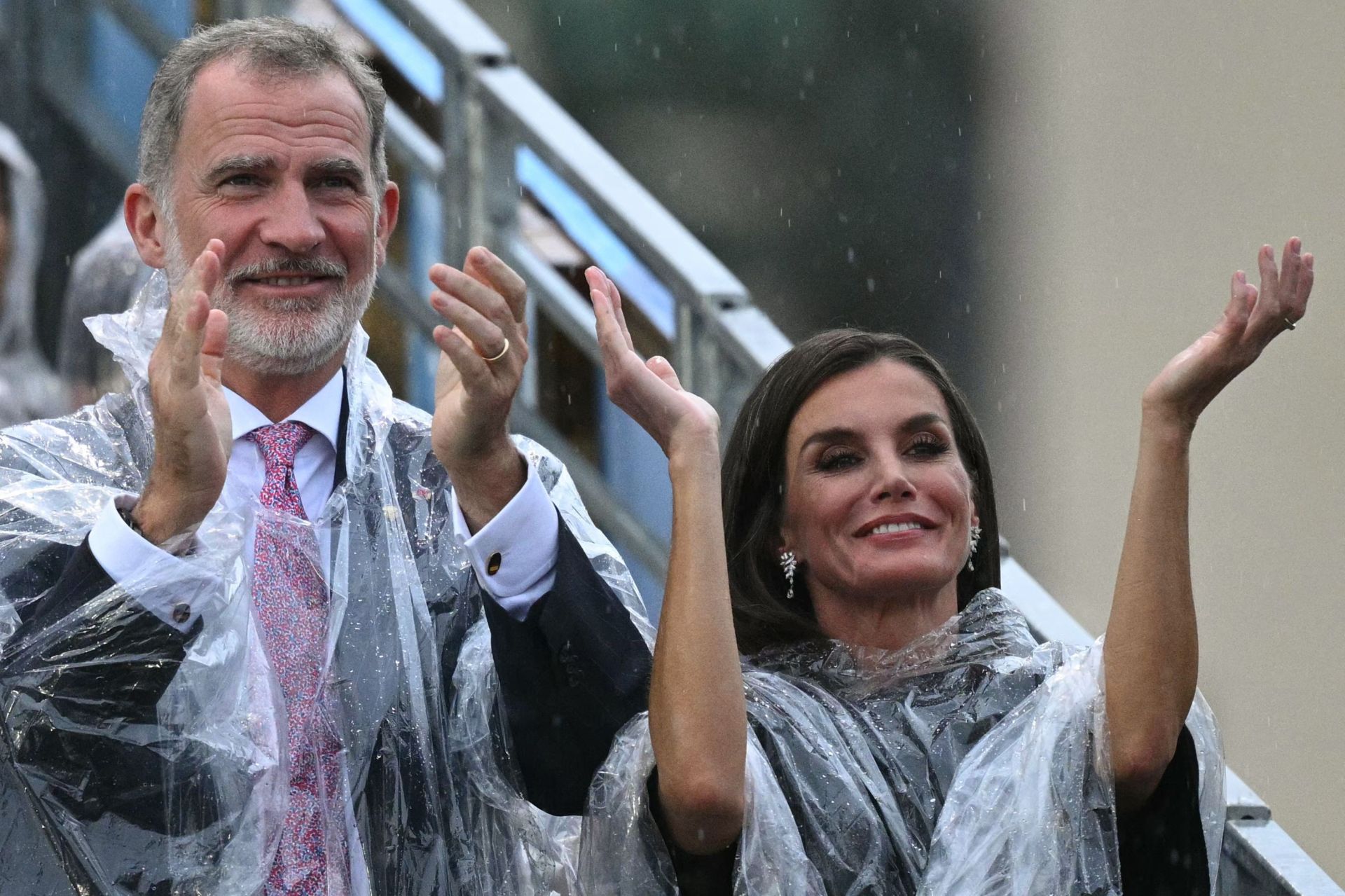 Sus majestades los reyes de España aplauden en el desarrollo de la Ceremonia