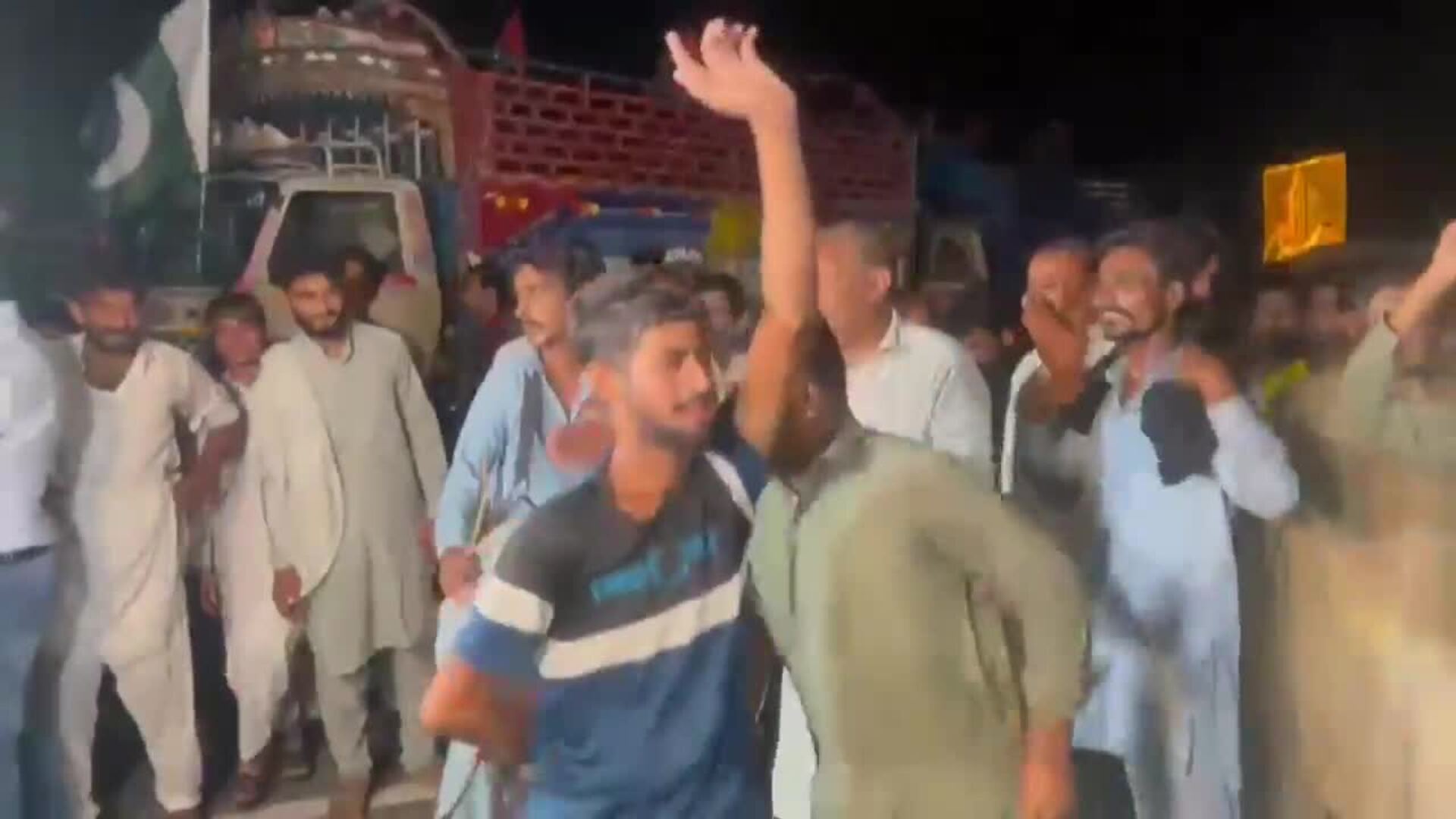 La afición Pakistaní en Lahore espera la llegada de Arshad Nadeem at ritmo de un tambor