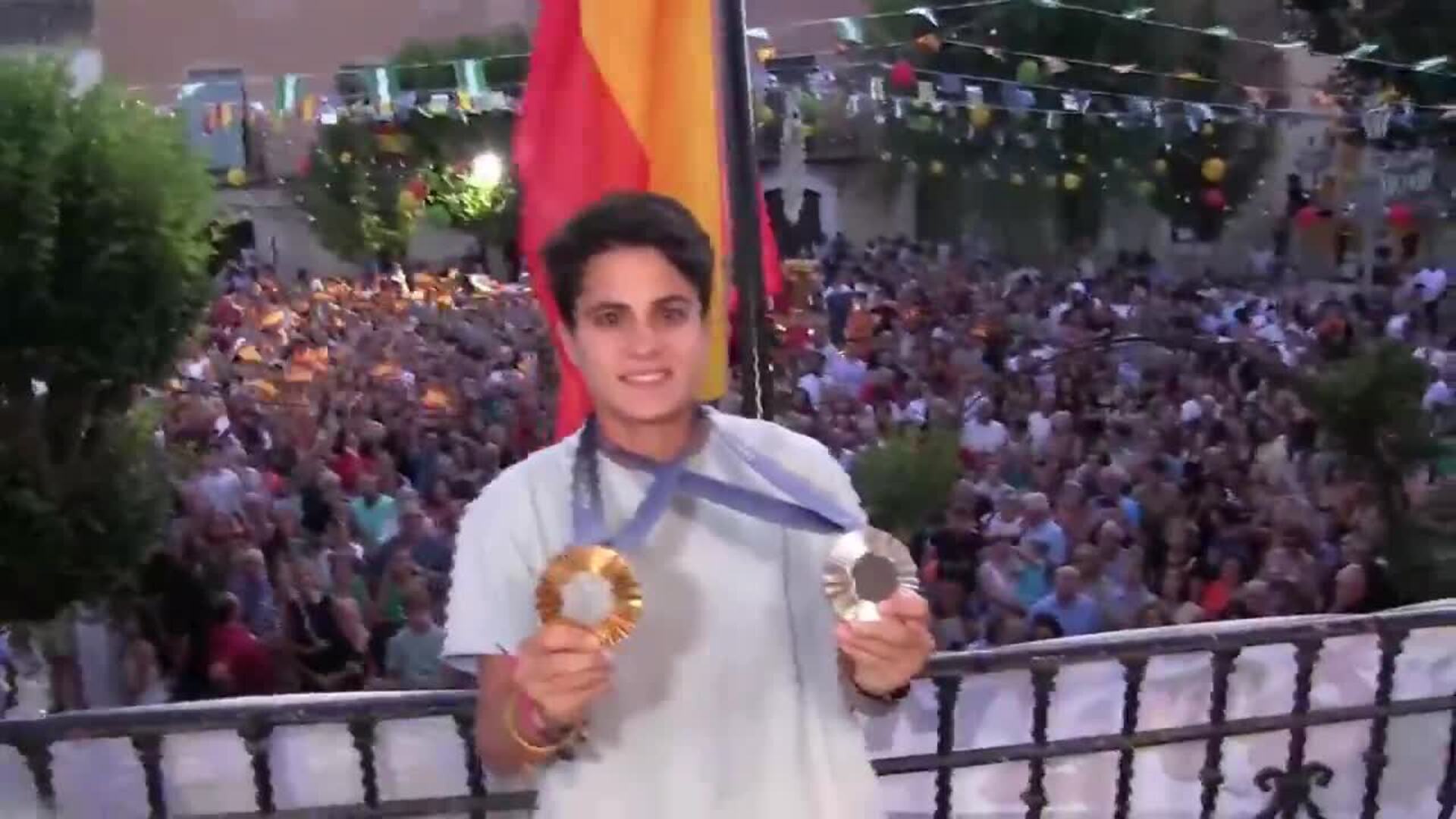Cientos de personas vitorean en Orce a María Pérez, doble medallista olímpica en París