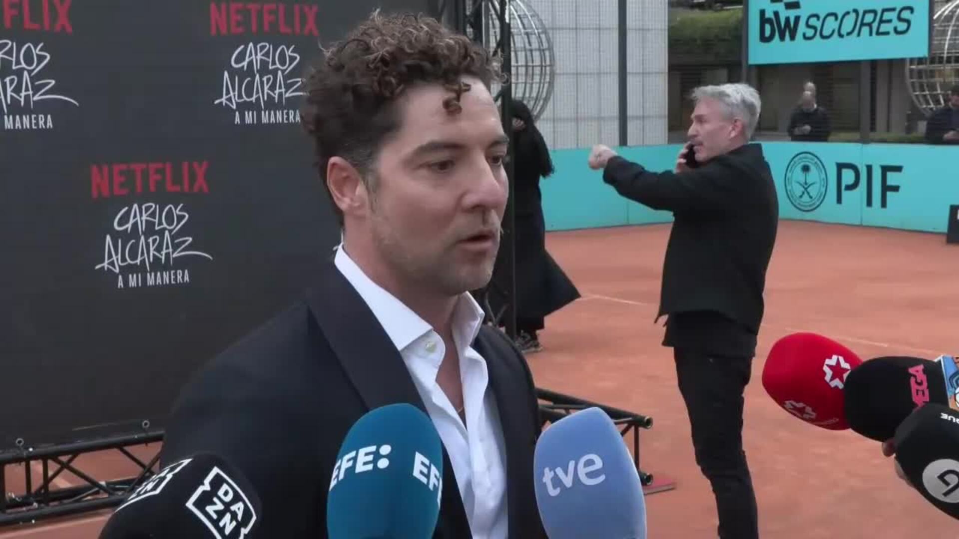 Bisbal y Feliciano López, entre los amigos que arropan a Alcaraz en la presentación de su documental
