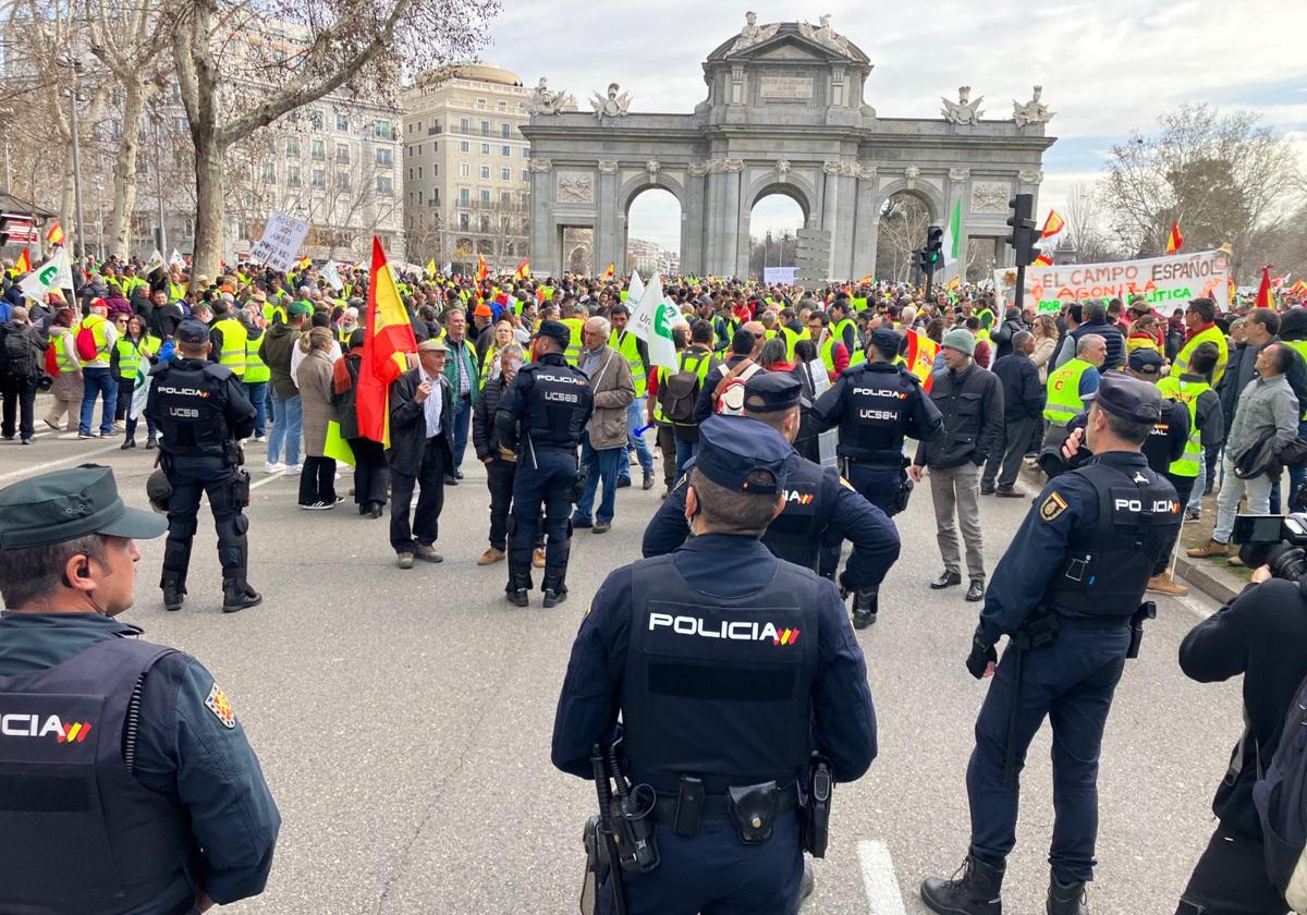 Huelga de agricultores en Madrid, en directo: carreteras cortadas por la tractorada y última hora de la protesta hoy