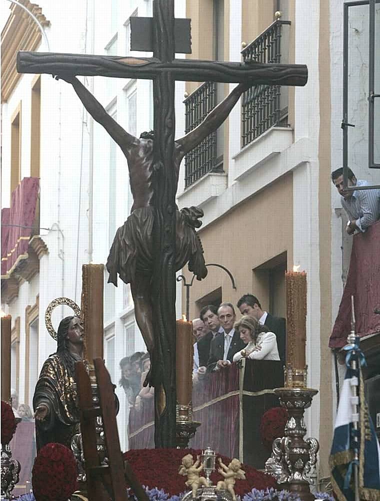 Lopera en el balcón de la calle Sierpes, viendo pasar la Hiniesta en el Domingo de Ramos de 2009
