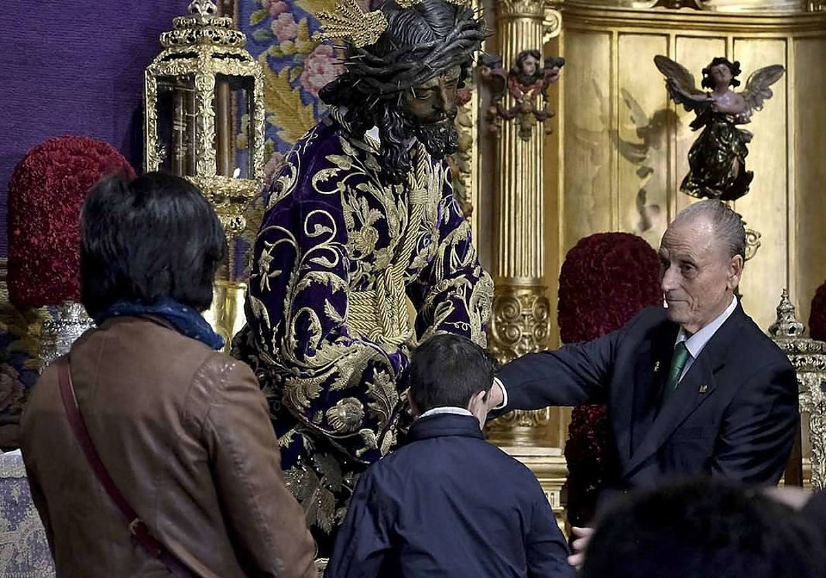 Lopera pasando el pañuelito en un besamanos del Gran Poder