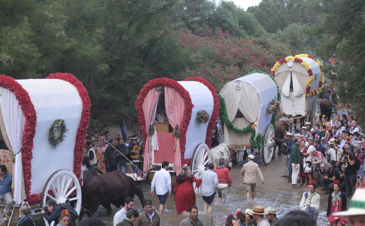 En vídeo, la Hermandad del Rocío de Triana cruza el Vado del Quema