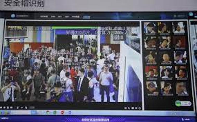 Imagen principal - La primera foto muestra el sistema de vigilancia chino por biometría facial aplicada al ciudadano. Foto de la izquierda, en un mismo punto pueden verse cinco cámaras apuntando a todas las direcciones. Foto de la derecha, la policía china ya posee unas gafas de sol inteligentes que proporcionan en cuestión de segundos el historial de los viandantes