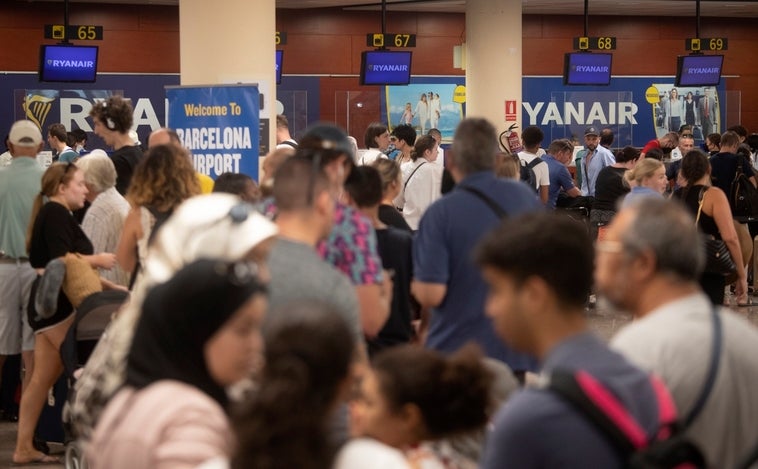 Los tripulantes de Ryanair en huelga denuncian la dejadez del Gobierno