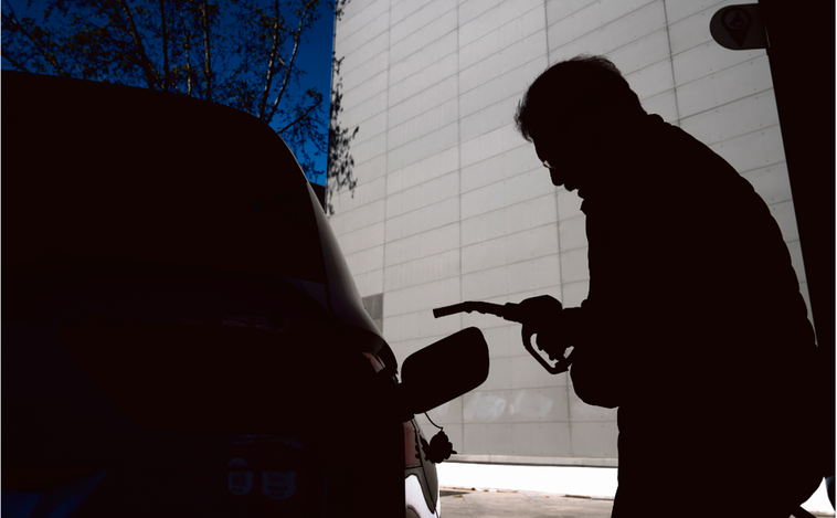 La Guardia Civil alerta de un timo a los clientes de las gasolineras con el precio del combustible