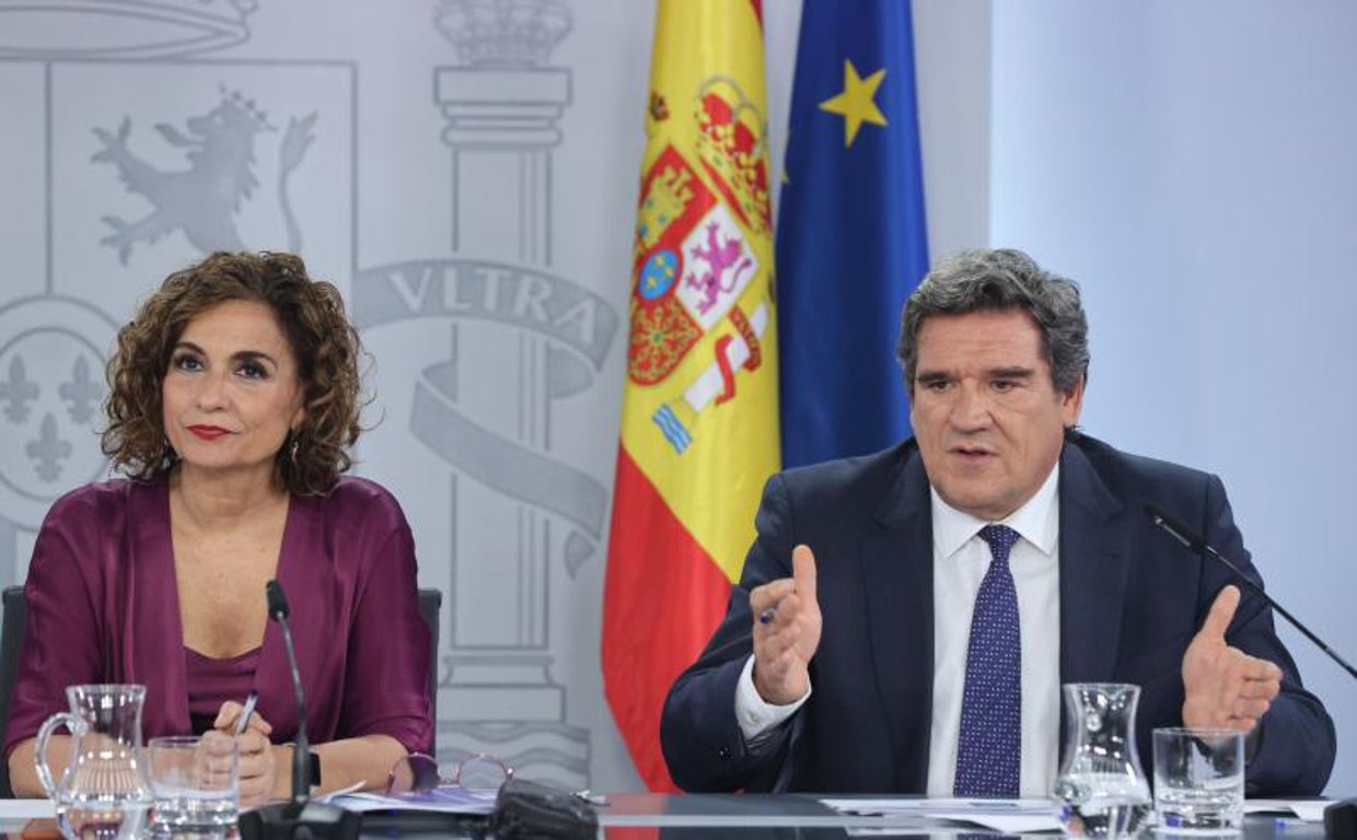 La ministra de Hacienda, María Jesús Montero, y José Luis Escrivá, ministro de Seguridad Social