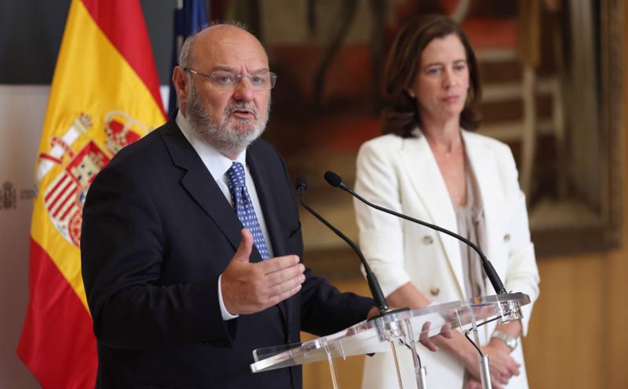 El presidente de la Confederación Española de Cajas de Ahorros (CECA), José María Méndez (izda), junto a la presidenta de la Asociación Española de la Banca, (AEB), Alejandra Kindelán (dcha)