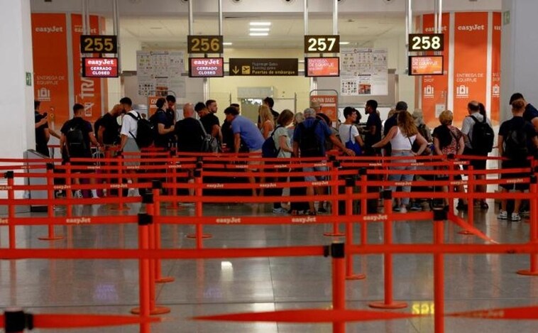 La huelga de tripulantes de easyJet ya ha dejado colas y aglomeraciones en los aeropuertos este verano