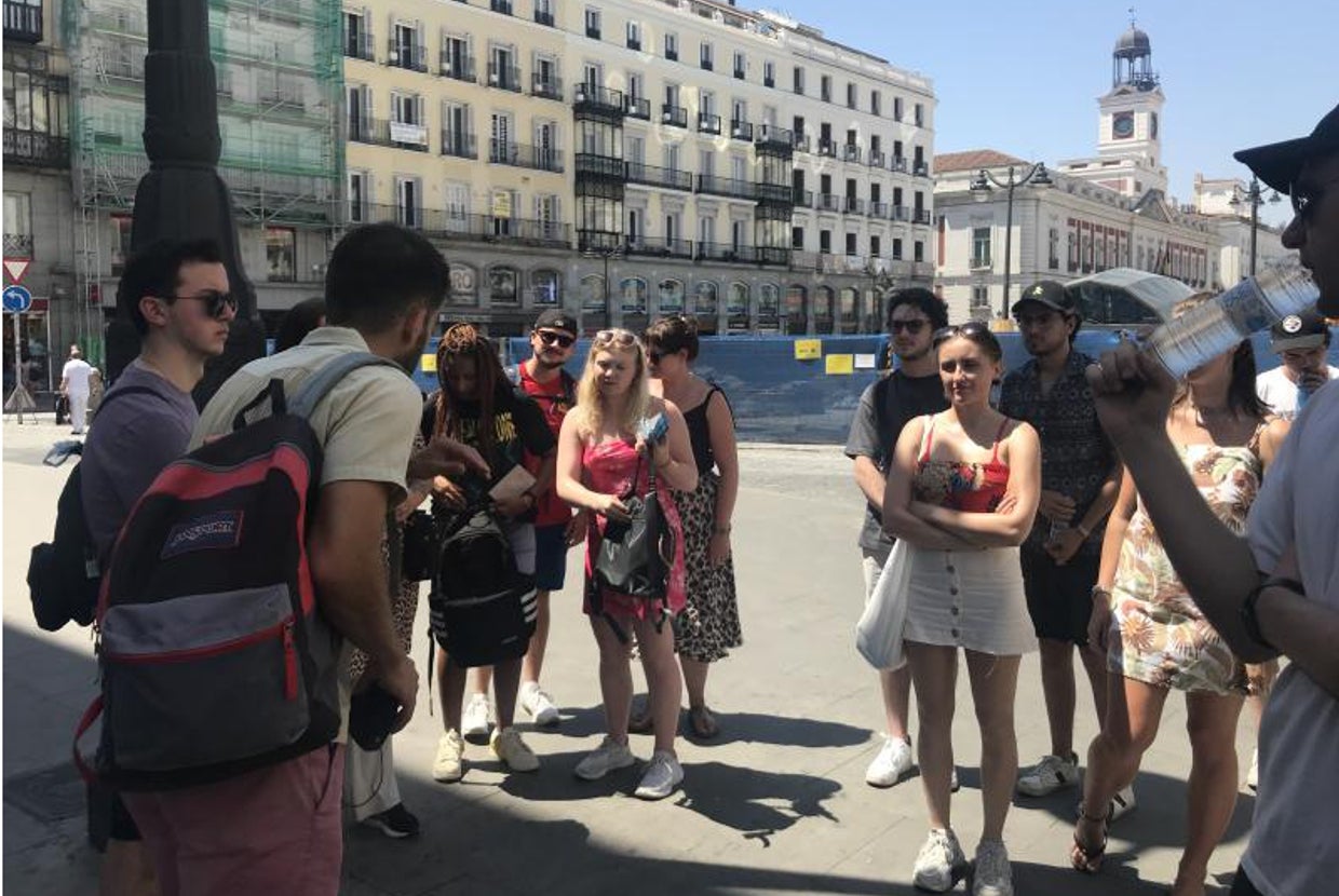 Un grupo de turistas en el centro de la ciudad de Madrid