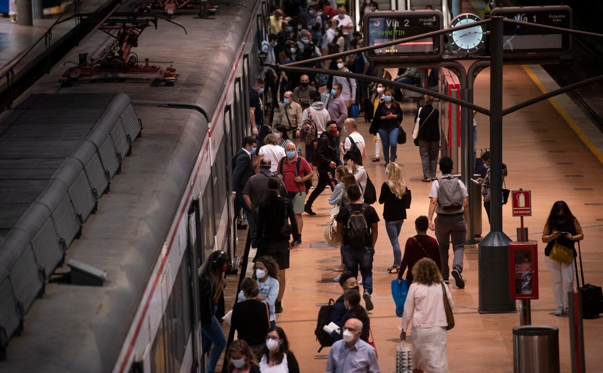 Varios pasajeros, en la estación de Cercanías de Atocha