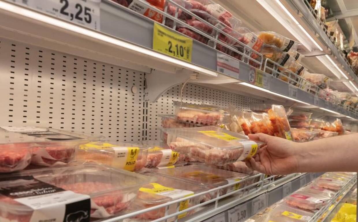 Venta de pollo en un supermercado | Vídeo: La inflación provoca cambios en el consumo de alimentos