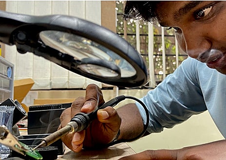 Imagen secundaria 1 - Foto superior: Quest Global es una empresa puntera en software para ingeniería y maquinaria y en 2011 adquirió la firma española Interface. Arriba: izquierda, el joven Abhijit Nair desarrolló hace tres años una pulsera inteligente para ayudar a la rehabilitación de alcohólicos y drogadictos y ha fundado su propia empresa para comercializarla y, derecha, Surajit Sinha ha creado una «tablet» especial que parece de papel, y en la que los alumnos pueden escribir, ver libros y apuntes y estar conectados con profesor y compañeros