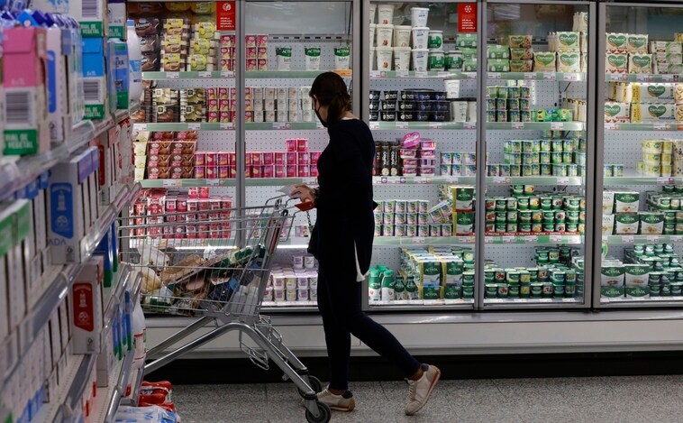 Una mujer hace la compra en un supermercado