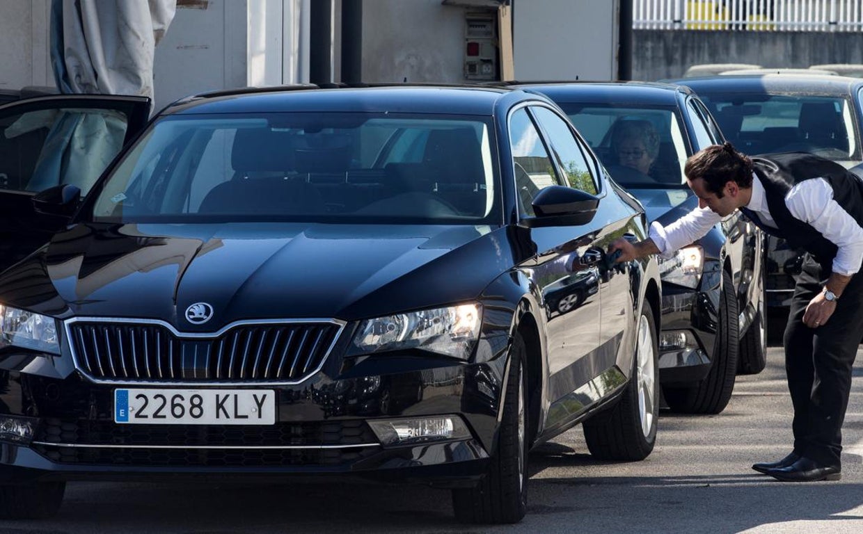 El 'decreto Ábalos' desata el caos entre Uber y Cabify y abre la puerta a demandas millonarias