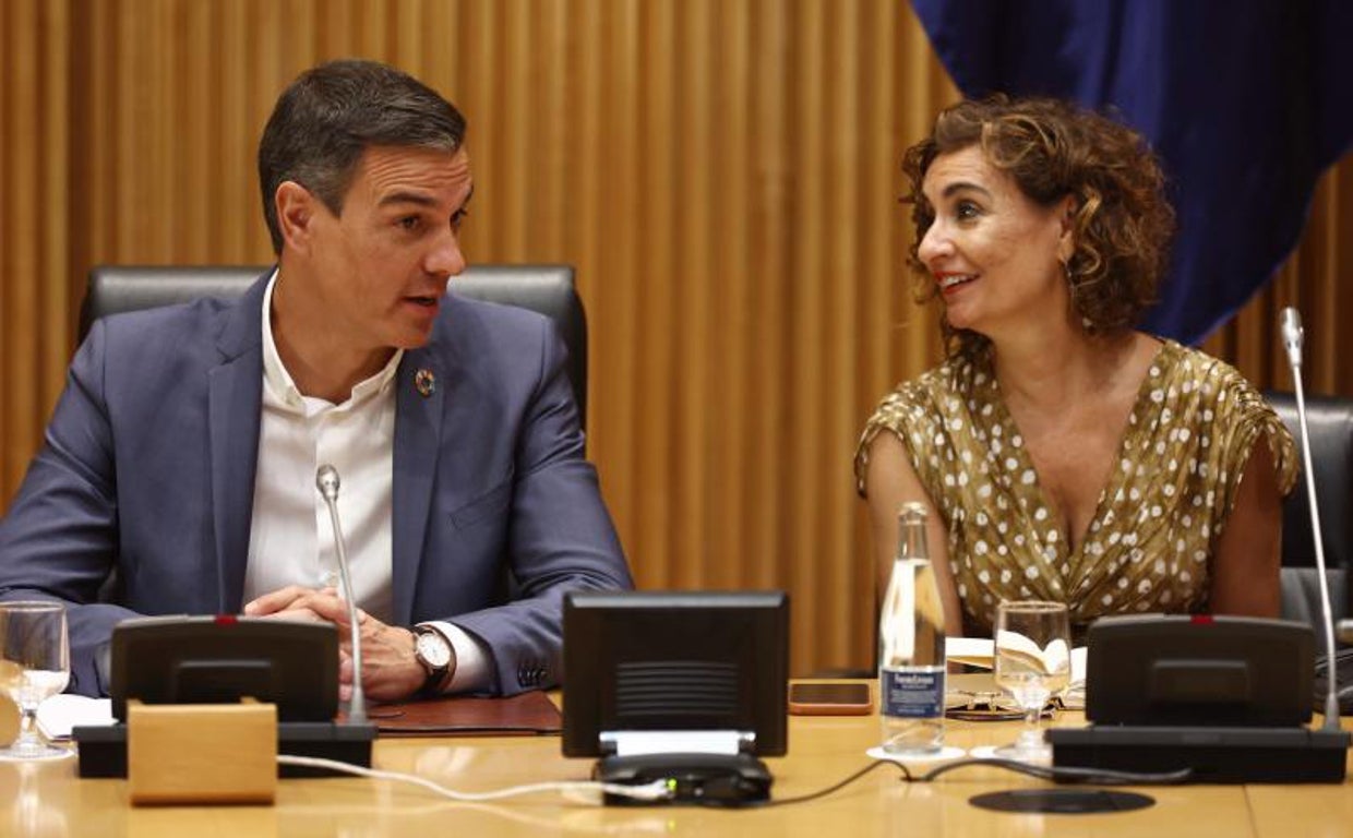 Pedro Sánchez junto a María Jesús Montero