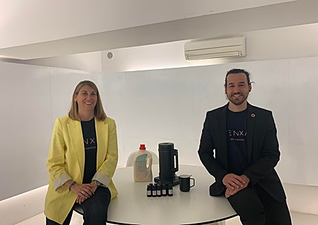 Imagen secundaria 1 - Foto superior, el jabón líquido que se obtiene del aceite de cocina usado, ideado por Souji. Sobre estas líneas: izquierda, Ana Martínez y Javier Vidorreta junto al aparato Yenxa que transforma el aceite usado en jabón y, derecha, recogida de aceite usado una actividad en la que se ha centrado Ekogras