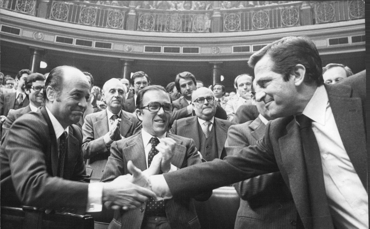 Francisco Fernández Ordóñez (izquierda) saluda a Suárez durante la investidura de este en 1979