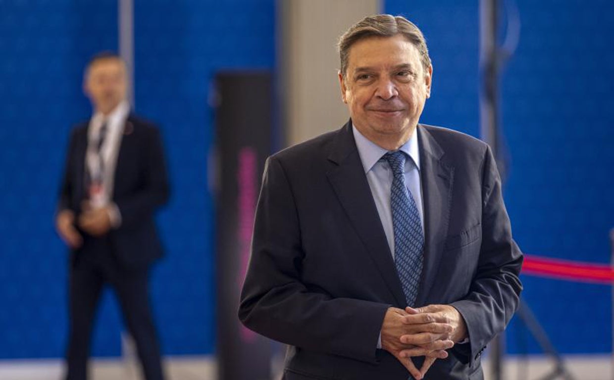 El ministro de Agricultura, Luis Planas, antes de iniciarse el consejo de ministros de Agricultura y Pesca europeo en Bruselas