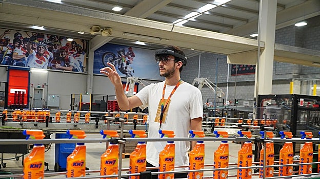 Un trabajador de KH/ Lloreda prueba unas gafas de realidad aumentada en la planta de fabricación