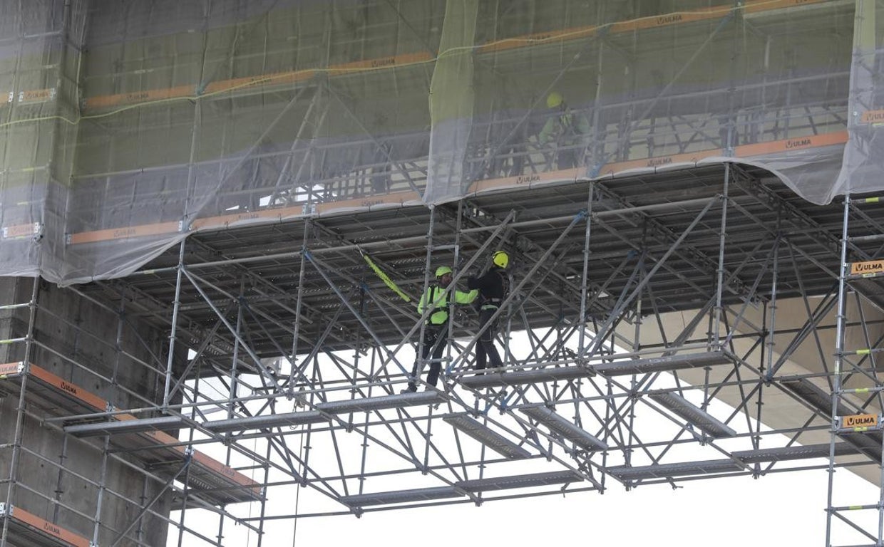 Obras en el puente del V Centenario en Sevilla