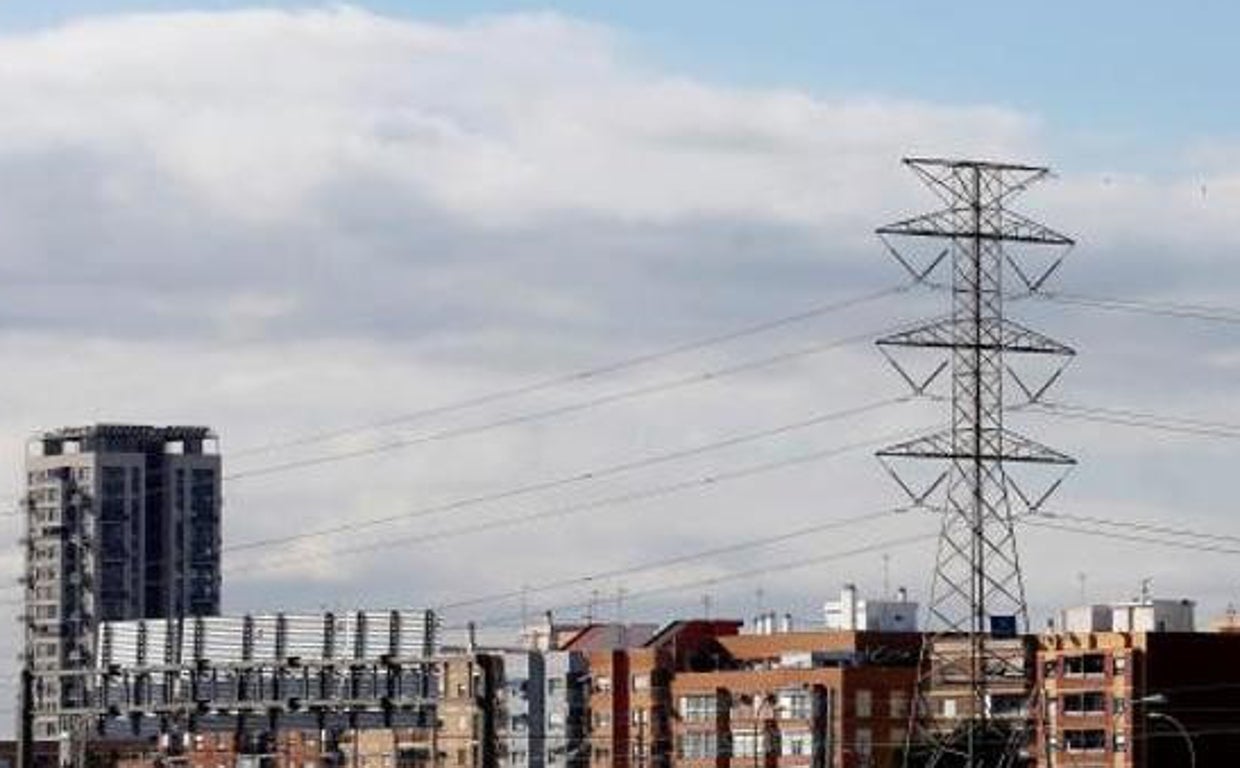 Línea de alta tensión cerca de unas viviendas en Madrid