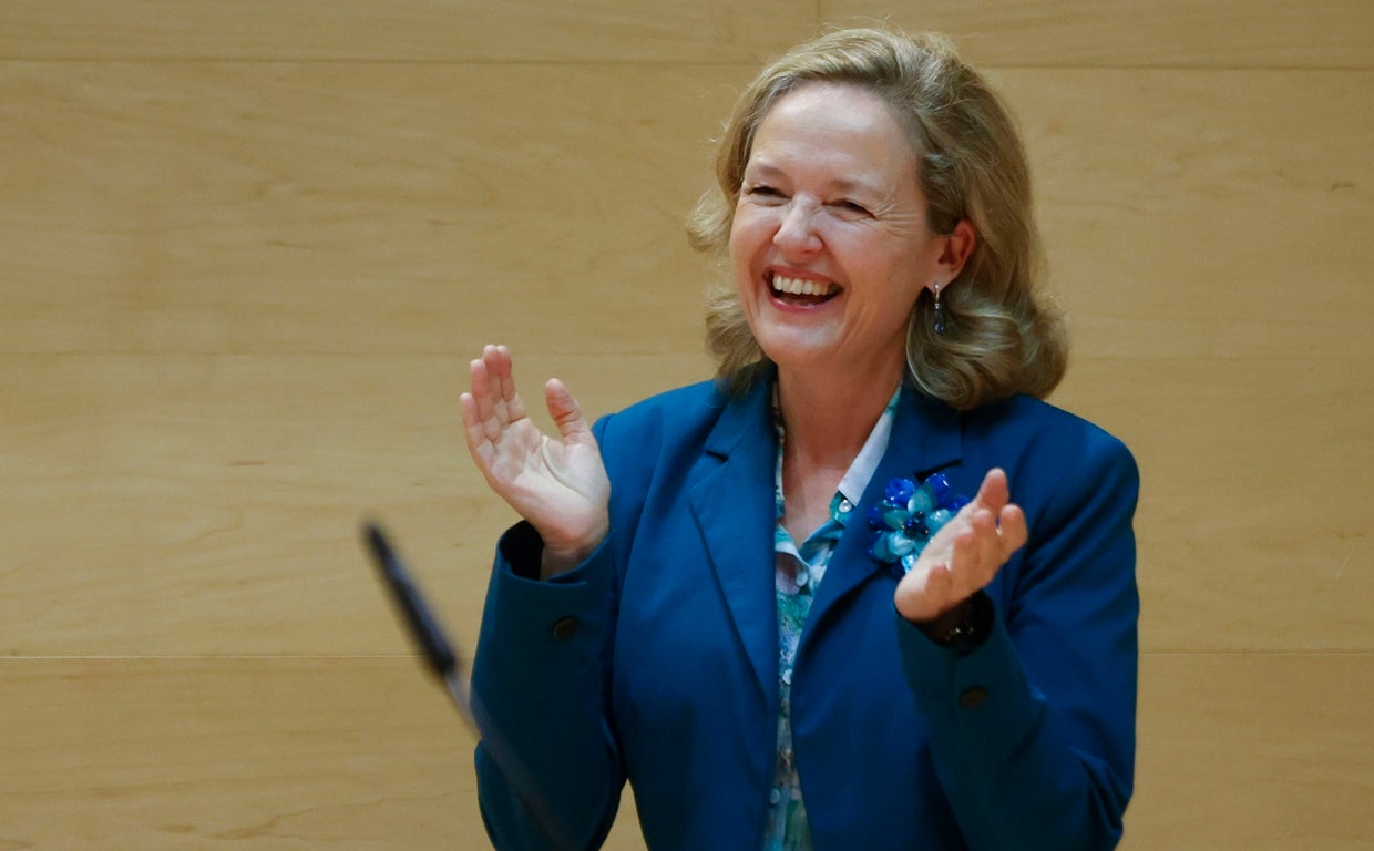 La vicepresidenta Económica, Nadia Calviño, aplaude durante una toma de posesión