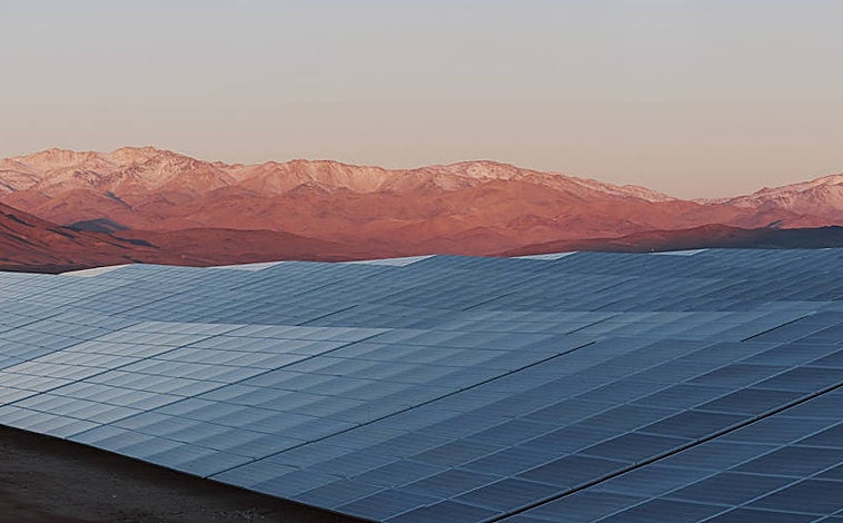 Imagen principal - Foto superior: Izquierda, planta fotovoltaica El Romero Solar en el desierto de Atacama (Chile), una de las regiones más áridas del planeta. Es propiedad de Acciona Energía. Debajo, imagen izquierda, parque eólico de Wikinger (Alemania), en el mar Báltico, operado por Iberdrola. Los aerogeneradores se instalan sobre estructuras elevadas para evitar el impacto de las olas. Debajo, imagen derecha, Antena de telecomunicaciones para el 112. La estructura del panel solar es de Alusín Solar.