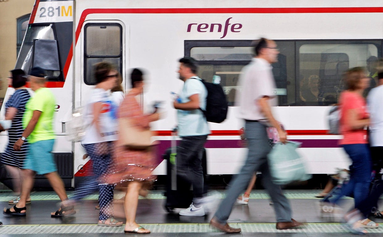 Once jóvenes condenados a pagar 7.676 euros por retrasar un tren de Renfe durante una despedida de soltero