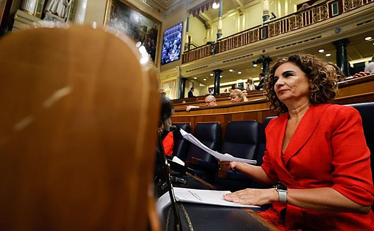 Montero ignora las críticas a las deficiencias de los Presupuestos y azuza la guerra fiscal contra el PP