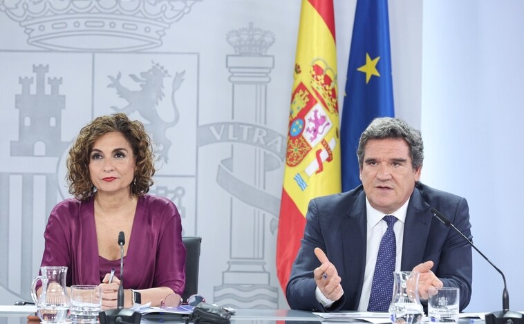Minister of Finance and Public Service, Maria Jesus Montero, and Minister of Integration, Social Security and Immigration, José Luis Escriva