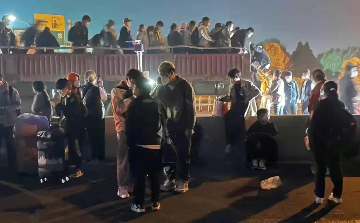 Fuga de trabajadores de la mayor fábrica de iPhone del mundo, que gestiona la empresa Foxconn en la ciudad china de Zhengzhou, por un brote de Covid