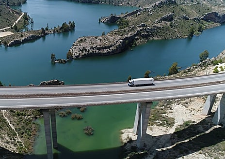 Imagen secundaria 1 - La compañía española Disfrimur cuenta con una flota de más de 500 camiones, tanto diésel como gas natural. A partir de diciembre empezará a utilizar modelos eléctricos para la distribución urbana (última milla). Su director general, Juan Jesús Sánchez, considera que para trayectos nacionales e internacionales la única alternativa viable al gasoil es el gas natural, sin ayudas del Gobierno 