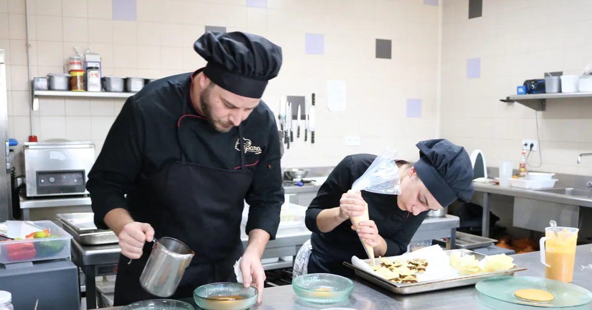 El SEPE necesita ayudantes de cocina sin experiencia con sueldos