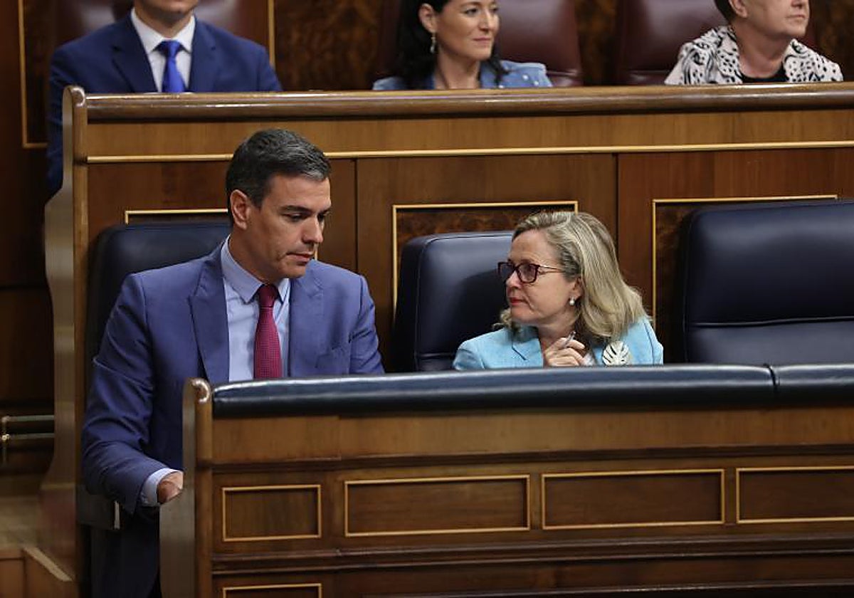 El presidente del Gobierno, Pedro Sánchez, y la vicepresidenta y ministra de Asuntos Económicos, Nadia Calviño