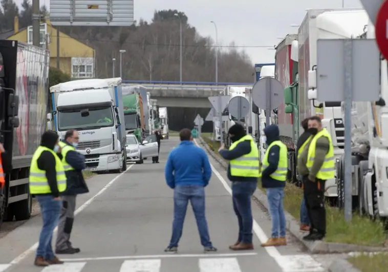 La reunión entre Gobierno y transportistas finaliza sin acuerdo y los paros siguen adelante