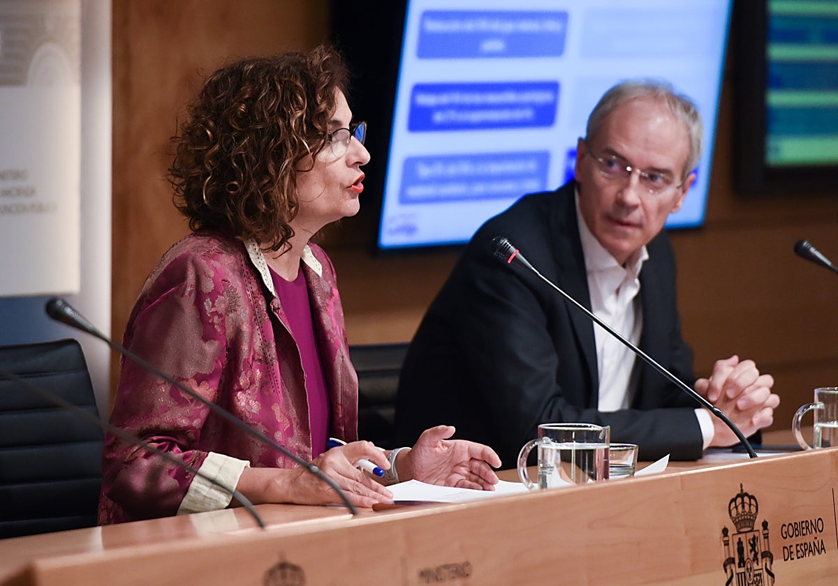 La ministra de Hacienda y Función Pública, María Jesús Montero, y el secretario de Estado de Hacienda y Presidente de la Agencia Tributaria, Jesús Gascón