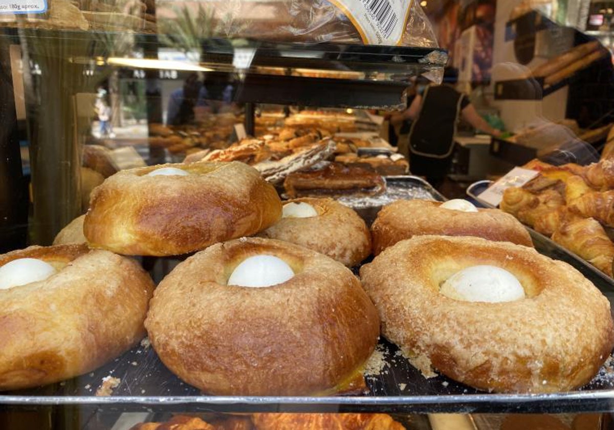 El alza del azúcar es parte de la elaboración de alimentos tan diversos como la bollería (monas de Pascua, en la imagen), el pan de molde y las mermeladas, entre otros