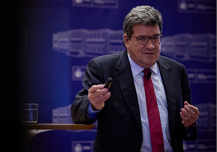 Escrivá ampliará los años de subida de cotizaciones para pagar las pensiones tras el aviso de Bruselas