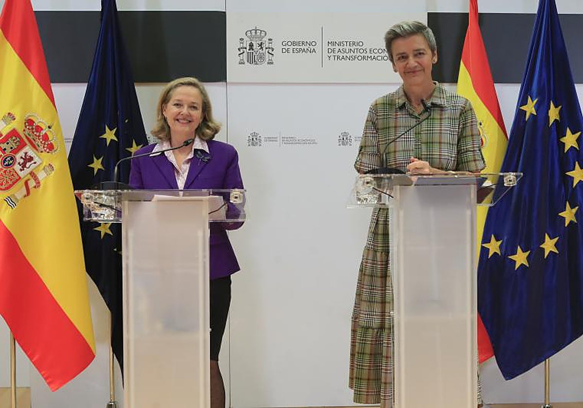 La vicepresidenta primera del Gobierno, Nadia Calviño, y la vicepresidenta ejecutiva y comisario de Competencia de la Comisión Europea, Margrethe Vestager